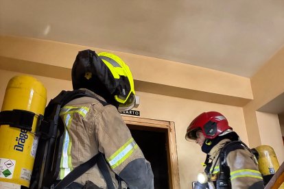 Bomberos de Valencia en una vivienda en una imagen de archivo