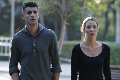 Álvaro Morata y Alice Campello salen del colegio tras acompañar a sus hijos