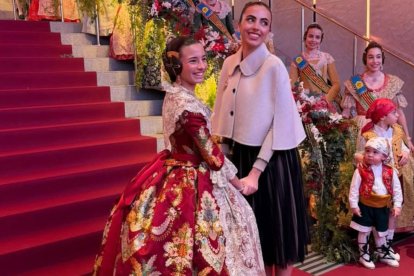 Trinidad Ferrer Roig y Juana Paula Centeno Roig , nietas de Juan Roig y falleras mayores de Convento Jerusalén