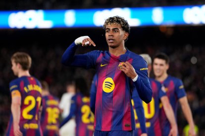 BARCELONA, SPAIN - JANUARY 25: Lamine Yamal of FC Barcelona celebrates scoring his team's third goal during the LaLiga EA Sports match between FC Barcelona and Real Oviedo at Spotify Camp Nou on January 25, 2026 in Barcelona, Spain. (Photo by Alex Caparros/Getty Images)