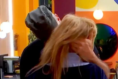 El beso de Carlos Lozano y Belén Ro delante de todos ha puesto la casa patas arriba.