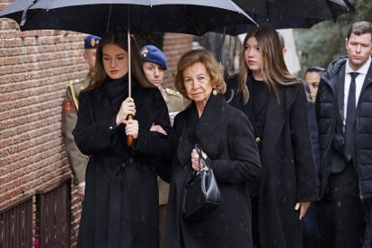 Doña Sofía junto a Leonor y Sofía, en la catedral Ortodoxa de San Andrés y San Demetrio.