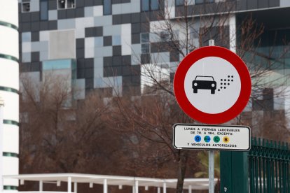 Señal de prohibición de circulación en Zona de Bajas Emisiones (ZBE).