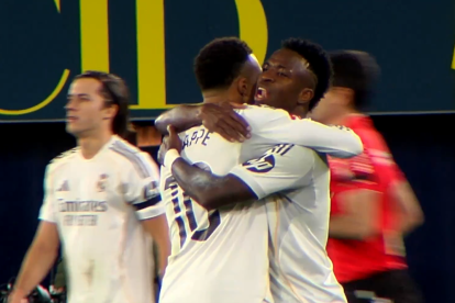 El abrazo entre Vinicius y Mbappé en La Cerámica