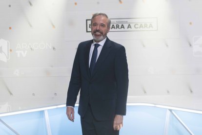 El candidato del PP a la reelección a la Presidencia del Gobierno de Aragón, Jorge Azcón, posa antes del debate autonómico ‘cara a cara’, en los estudios de la CARTV, a 26 de enero de 2026, en Zaragoza, Aragón (España). El encuentro, organizado por Aragón TV y Aragón Radio y emitido de forma simultánea, enfrenta las propuestas de los candidatos a las presidencia del Gobierno de Aragón ante la cita electoral del 8F.

Ramón Comet / Europa Press
26 ENERO 2026;ELECCIONES;ARAGÓN;ZARAGONZA;PILAR ALEGRÍA;JORGE AZCÓN;PSOE;PP;CARA A CARA;AUTONÓMICAS;DEBATE
26/1/2026