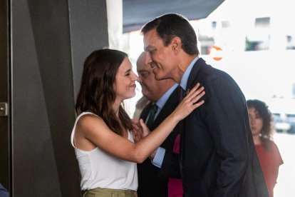 Pedro Sánchez saluda a Irene Montero