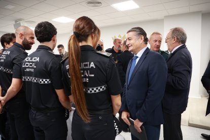 El consejero de la Presidencia, Interior, Diálogo Social y Simplificación Administrativa, Antonio Sanz, saluda a los alumnos de la Policía Local de Jerez.