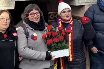 Ganchilleras de UGT ante la tumba de Pablo Iglesias