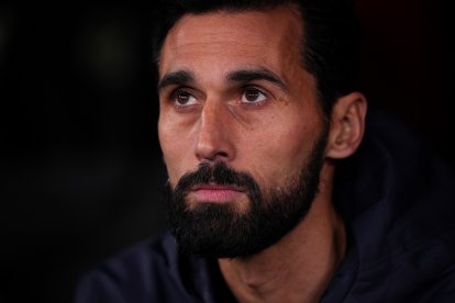 LISBON, PORTUGAL - JANUARY 28: Alvaro Arbeloa, Head Coach of Real Madrid, looks on prior to the UEFA Champions League 2025/26 League Phase MD8 match between SL Benfica and Real Madrid C.F. at Estadio do SL Benfica on January 28, 2026 in Lisbon, Portugal. (Photo by Jose Manuel Alvarez Rey/Getty Images)