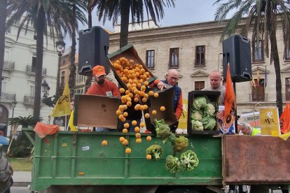 Agricultores tiran al suelo su cosecha en Valencia