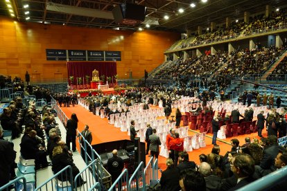 Interior del Palacio de Deportes Carolina Marín, donde ha transcurrido la misa funeral en memoria de las 45 personas fallecidas en el accidente ferroviario de Adamuz.