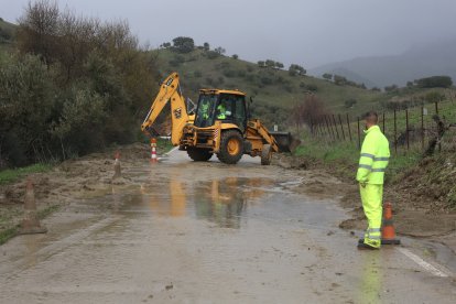 Imágenes de la carretera afectada por las reciente lluvias en Grazalema, Cádiz.