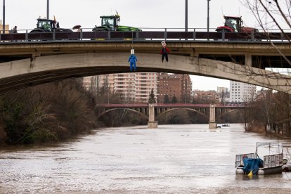 Los bomberos buscan un cadáver en el Pisuerga que al final era un 'pelele' de la tractorada