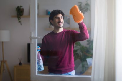 Limpiar con los productos y utensilios adecuados, como enseña Marianordichouse, evita marcas y mejora los resultados en el hogar.