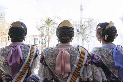 Falleras disfrutan de la mascleta desde el balcon del Ayuntamiento