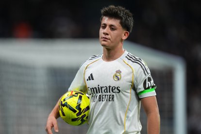 MADRID, SPAIN - FEBRUARY 01: Arda Gueler of Real Madrid looks on during the LaLiga EA Sports match between Real Madrid CF and Rayo Vallecano de Madrid at Estadio Santiago Bernabeu on February 01, 2026 in Madrid, Spain. (Photo by Angel Martinez/Getty Images)