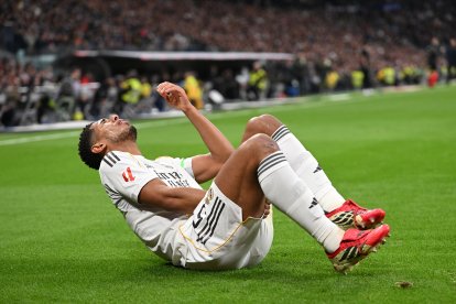 MADRID, SPAIN - FEBRUARY 01: Jude Bellingham of Real Madrid goes down with an injury during the LaLiga EA Sports match between Real Madrid CF and Rayo Vallecano de Madrid at Estadio Santiago Bernabeu on February 01, 2026 in Madrid, Spain. (Photo by Denis Doyle/Getty Images)