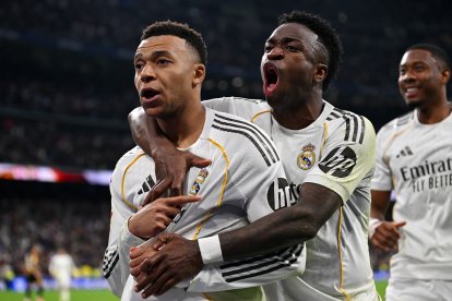 Mbappé y Vinicius celebran el gol del francés 'in extremis' (Photo by Denis Doyle/Getty Images)