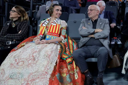 La nieta de Juan Roig, Juana Paula Centeno Roig, con del presidente de Mercadona viendo el Valencia Basket