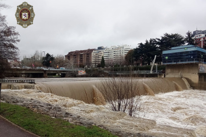Imagen del río Bernesga a su paso por León capital el 2 de febrero de 2026.