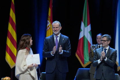 El Rey de España, Felipe VI, y el ministro de la Presidencia, Félix Bolaños, durante la entrega de despachos a la LXXIV promoción de la Carrera Judicial, en el Centro de Convenciones Internacionales de Barcelona (CCIB), a 3 de febrero de 2026, en Barcelona, Catalunya (España). El Rey ha presidido la entrega de los despachos a los 121 integrantes -85 mujeres y 36 hombres- de la septuagésima cuarta promoción de la Carrera Judicial.