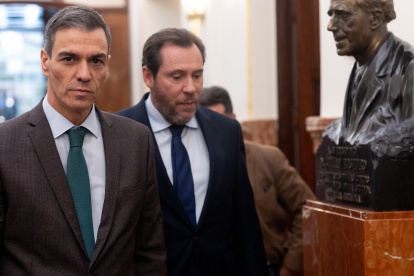 El presidente del Gobierno, Pedro Sánchez, y el ministro de Transportes, Óscar Puente, durante una sesión plenaria extraordinaria en el Congreso de los Diputados.