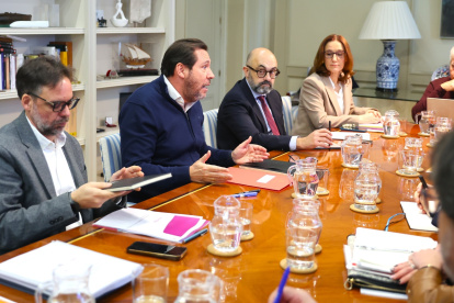 Reunión del Ministro de Transportes y los sindicatos

REMITIDA / HANDOUT por MINISTERIO DE TRANSPORTES
Fotografía remitida a medios de comunicación exclusivamente para ilustrar la noticia a la que hace referencia la imagen, y citando la procedencia de la imagen en la firma
04/2/2026