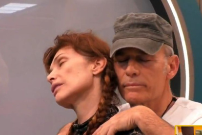 Cristina Piaget y Carlos Lozano masajeándose en GH Dúo 4