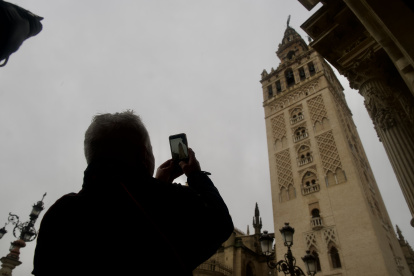 Imagen de la Giralda de Sevilla mostrando la falta de un jarrón ornamental de su fachada desprendido por los fuertes vientos de la borrasca Leonardo.