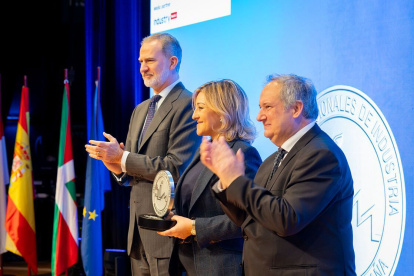 Elena Alcalde, directora de Compras de Moeve Chemicals, Su Majestad Don Felipe VI y Jordi Hereun, ministro de Industria.