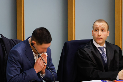 (Foto de ARCHIVO)
El acusado junto a su abogado durante un juicio en la Audiencia de Burgos, a 2 de febrero de 2026, en Burgos, Castilla y León (España). La Audiencia de Burgos acoge desde hoy el juicio con jurado popular por la muerte del joven vallisoletano Sergio Delgado, fallecido el 24 de febrero de 2024 al recibir un puñetazo en pleno rostro tras identificarse como vallisoletano mientras participaba en una despedida de soltero en la capital burgalesa. La Fiscalía y la acusación particular se presentan con las peticiones de 12 y 20 años de cárcel, respectivamente, por un delito, por el mismo orden, de homicidio doloso y de asesinato.

Tomás Alonso / Europa Press
02 FEBRERO 2026;PIXELADA
02/2/2026