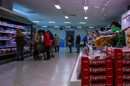 La compra asistida, con mostradores de charcutería y atención personal, es uno de los elementos que el nuevo Mercadona en pruebas en Valencia tiende a reducir en favor del autoservicio y el producto listo para llevar