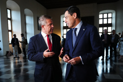 El presidente de la Junta de Andalucía, Juanma Moreno, junto al presidente de Castilla-La Mancha, Emiliano García-Page,  en una imagen de archivo.