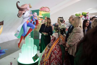 Las falleras mayores de Valencia, Carmen Prades y Marta Mercador, y la alcaldesa María José Catalá en la Exposición del Ninot