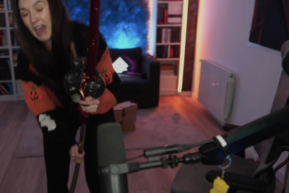 La streamer Bisscute tratando de agarrar la katana.