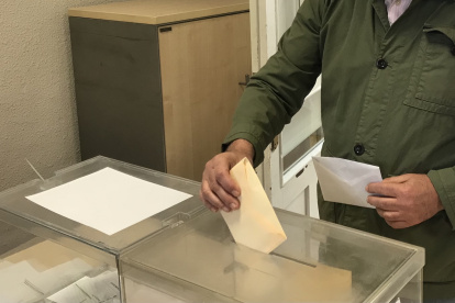 Un hombre deposita su voto en las elecciones aragonesas de 2023