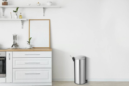 El cubo de 30 litros se integra con naturalidad en cocinas de estilo nórdico gracias a su acabado metálico pulido.