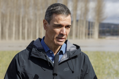 El presidente del Gobierno, Pedro Sánchez, atiende a los medios de comunicación en el marco de una visita realizada a la localidad granadina de Huétor Tájar, afectada gravemente por el desbordamiento del río Genil tras el paso de la borrasca Leonardo. A 9 de Febrero de 2026, en Huétor Tájar, Granada (Andalucía, España). La localidad de Húetor Tájar, en la comarca granadina de Loja, ha quedado convertida en una isla tras el desbordamiento del río Genil provocado por las fuertes lluvias de la borrasca Leonardo. Por el momento, Andalucía sigue en situación operativa 2 por las sucesivas borrascas, que han dejado desde el 27 de enero más de 10.925 incidencias y el desalojo de miles de personas. Además, la Unidad Militar de Emergencias (UME) ha desplegado en la comunidad un total de 500 efectivos y 200 medios que están actuando en las provincias de Málaga, Sevilla, Jaén y Cádiz.

Álex Cámara / Europa Press
09/2/2026