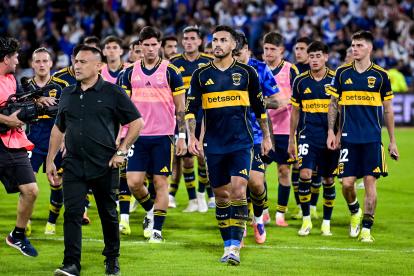 BUENOS AIRES, ARGENTINA - FEBRUARY 08: Players of Boca Juniors react after a loss following the Torneo Apertura Mercado Libre 2026 match between Velez Sarsfield and Boca Juniors at Jose Amalfitani Stadium on February 08, 2026 in Buenos Aires, Argentina. (Photo by Marcelo Endelli/Getty Images)
