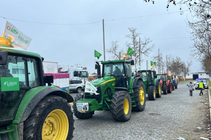 Salida de tractores en dirección a Sevilla capital este martes.