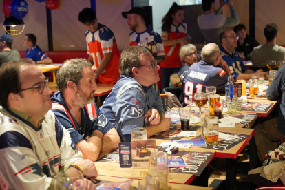 Los aficionados de los Patriots en Madrid viendo la Super Bowl