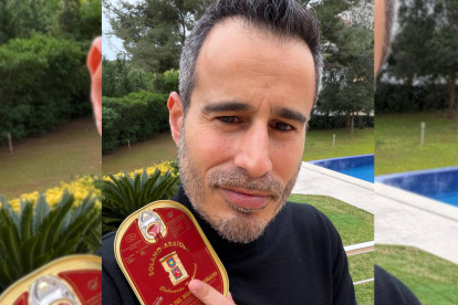 El experto en conservas posa con una lata gourmet de bonito del norte Solano-Arriola