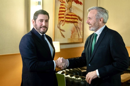 El líder de Vox en Aragón , Alejandro Nolasco y el presidente en funciones del PP Aragonés, Jorge Azcón