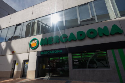Exterior de un establecimiento de Mercadona, cuya red de supermercados en España se apoya en la digitalización y la innovación tecnológica para optimizar su gestión.