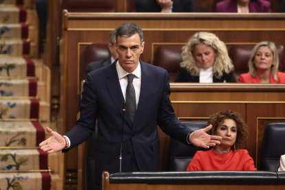 El presidente del Gobierno, Pedro Sánchez (i), la vicepresidenta primera del Gobierno y ministra de Hacienda, María Jesús Montero (d), en una sesión de control al Gobierno , en el Congreso de los Diputados, a 11 de febrero de 2026, en Madrid (España). El pleno acoge el primer cara a cara del año entre el líder de la oposición y el presidente del Gobierno, el cual comparece para dar explicaciones sobre los recientes accidentes ferroviarios que provocaron 47 muertos y dar cuenta de la posición del Ejecutivo sobre el contenido de las últimas reuniones y foros internacionales en los que ha participado.

Eduardo Parra / Europa Press
11 FEBRERO 2026;CONGRESO DE DIPUTADOS
11/2/2026