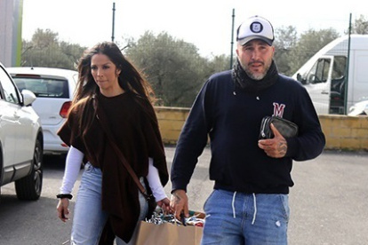Kiko Rivera y Lola su salida de una tienda en Sevilla