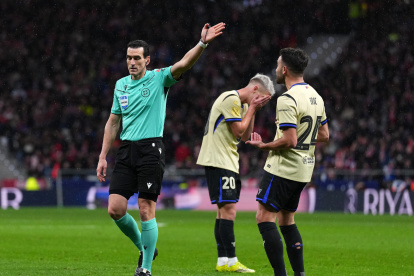 MADRID, SPAIN - FEBRUARY 12: Referee Juan Martinez Munuera gestures for a direct free kick after a handball from Eric Garcia of FC Barcelona during the Copa Del Rey Semi-Final First Leg match between Atletico de Madrid and FC Barcelona at Riyadh Air Metropolitano on February 12, 2026 in Madrid, Spain.  (Photo by Aitor Alcalde/Getty Images)