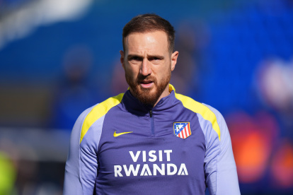 LEGANES, SPAIN - FEBRUARY 15: Jan Oblak of Atletico de Madrid looks on during the warm up prior to the LaLiga EA Sports match between Rayo Vallecano de Madrid and Atletico de Madrid at Estadio Municipal de Butarque on February 15, 2026 in Leganes, Spain. (Photo by Angel Martinez/Getty Images)