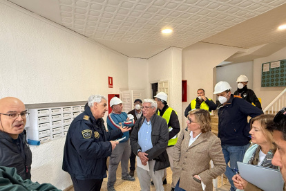 Vecinos del edificio afectado por el incendio  del jueves en un edicifio en Xàbia.