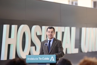 El presidente de la Junta de Andalucía, Juanma Moreno, interviene tras realizar una visita en Almería al Hospital Universitario Torrecárdenas,